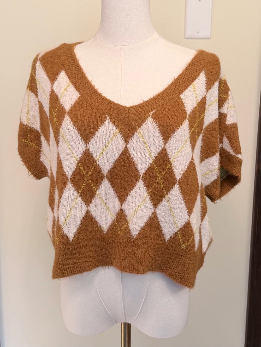 Free People Camel & White Argyle V-Neck Short Sleeve Sweater